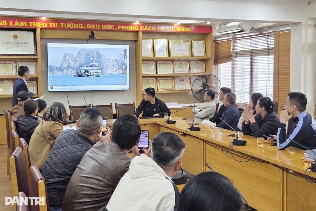 Vấn nạn bán hàng rong trên Vịnh Hạ Long, ai chịu trách nhiệm? - 1