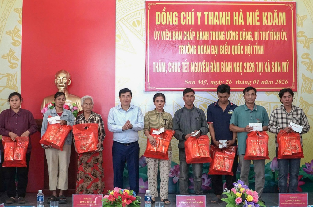 Bí thư tỉnh Lâm Đồng chúc Tết, tặng quà đến người dân xã Sơn Mỹ - 1