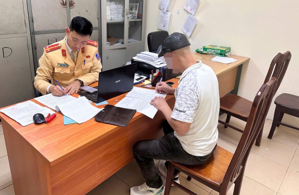 Tài xế bị phạt 5 triệu đồng vì lái ô tô đi vào làn khẩn cấp Vành đai 3 - 1 Tài xế bị phạt 5 triệu đồng vì lái ô tô đi vào làn khẩn cấp Vành đai 3 - 1