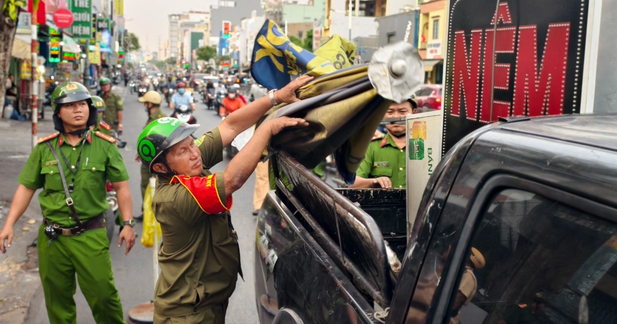 Thu giữ hàng loạt bảng hiệu, vật dụng lấn chiếm vỉa hè ở TPHCM