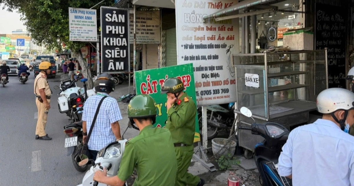 Công an TPHCM xử lý tình trạng vỉa hè ngổn ngang biển hiệu trên quốc lộ 13