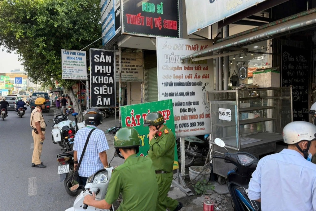 Công an TPHCM xử lý tình trạng vỉa hè ngổn ngang biển hiệu trên quốc lộ 13 - 1