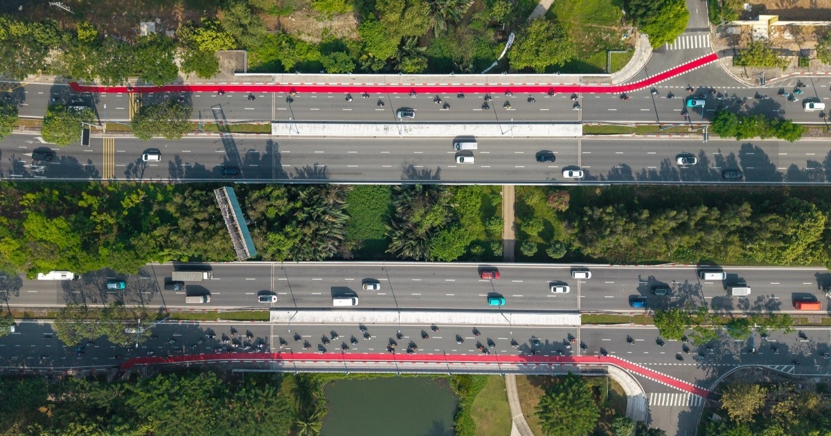 Xe được chạy vào “làn ưu tiên xe đạp” trên đại lộ Mai Chí Thọ ở TPHCM