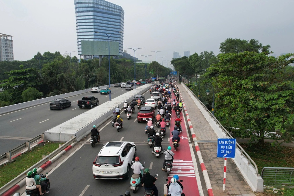 Xe được chạy vào làn ưu tiên xe đạp trên đại lộ Mai Chí Thọ ở TPHCM - 2 Xe được chạy vào làn ưu tiên xe đạp trên đại lộ Mai Chí Thọ ở TPHCM - 2