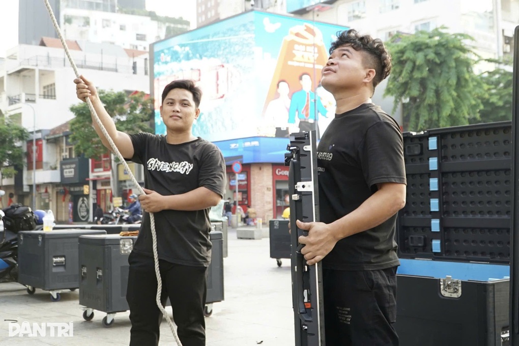 TPHCM lắp 6 màn hình LED phục vụ người dân theo dõi bán kết U23 Việt Nam - 2 TPHCM lắp 6 màn hình LED phục vụ người dân theo dõi bán kết U23 Việt Nam - 2