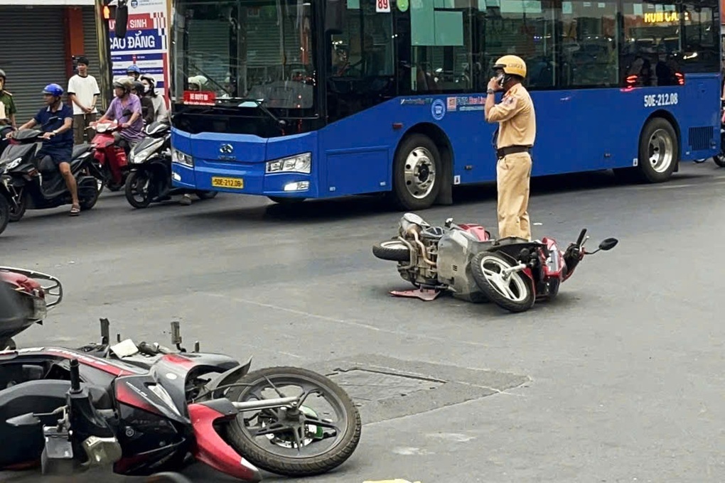 Tài xế đạp nhầm chân ga, ô tô tông loạt xe máy ở TPHCM - 1