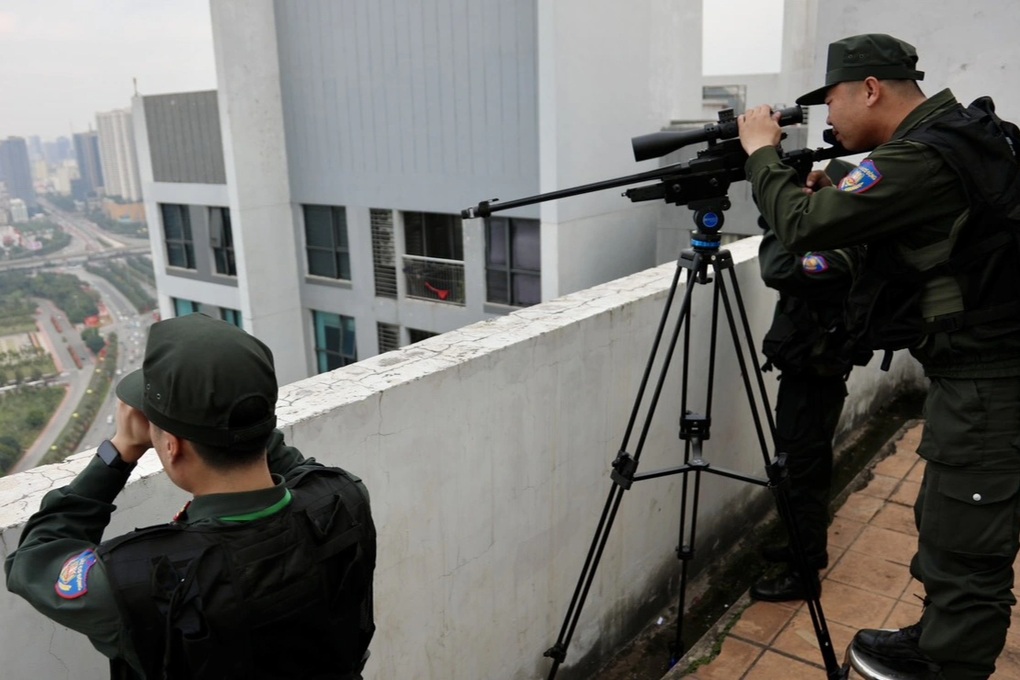 Cảnh sát bắn tỉa chốt trực trên các điểm cao bảo vệ Đại hội Đảng - 1 Cảnh sát bắn tỉa chốt trực trên các điểm cao bảo vệ Đại hội Đảng - 1