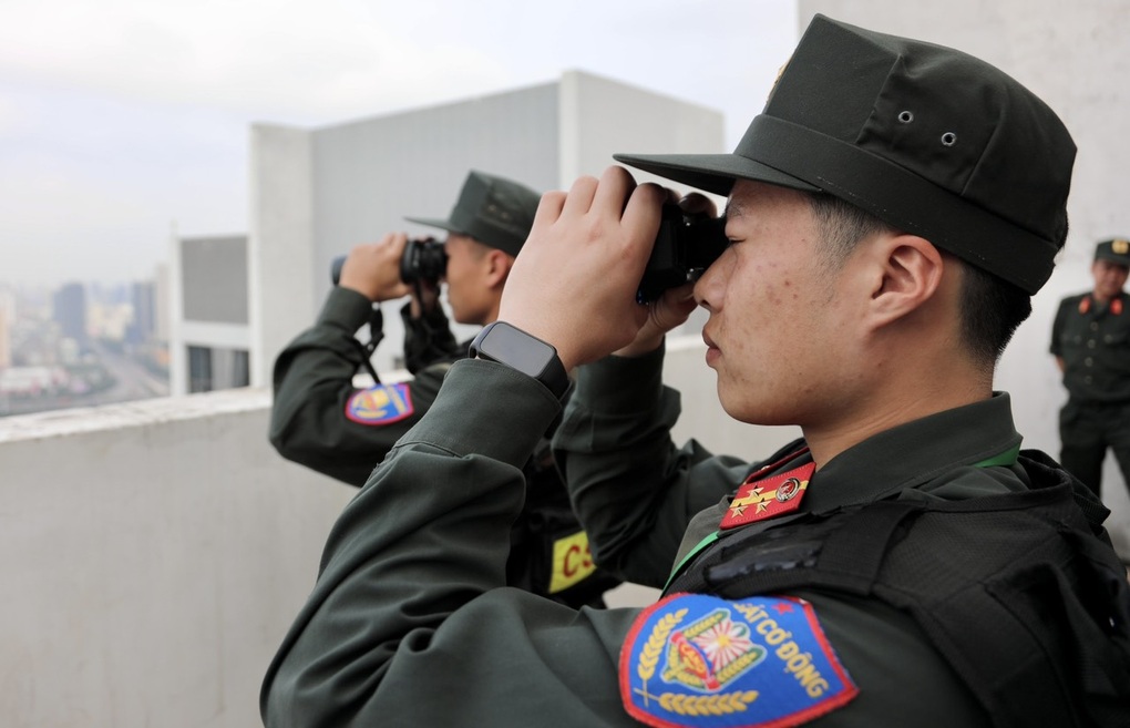 Cảnh sát bắn tỉa chốt trực trên các điểm cao bảo vệ Đại hội Đảng - 3 Cảnh sát bắn tỉa chốt trực trên các điểm cao bảo vệ Đại hội Đảng - 3