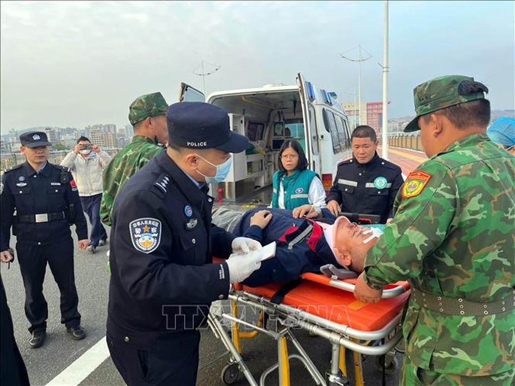 Liên tiếp mở luồng xanh cho xe cứu thương qua cửa khẩu Việt - Trung - 1