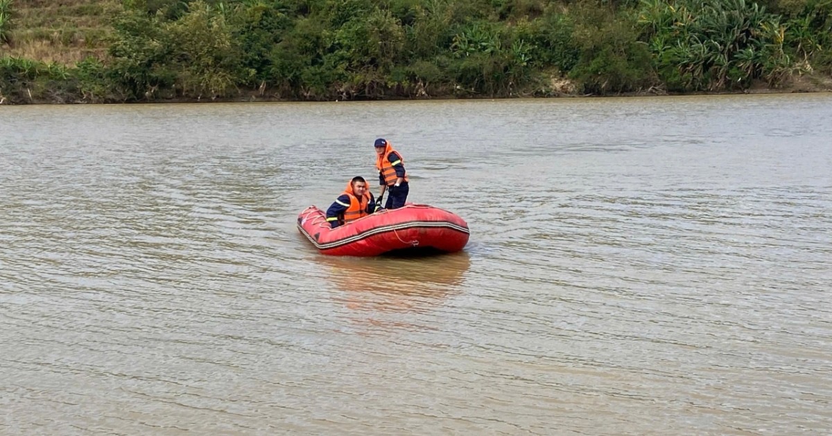 Phát hiện xe máy trên cầu, cảnh sát xuống sông tìm người