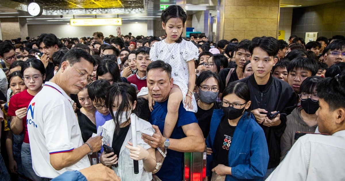 Metro TPHCM chật kín trong chuyến tàu mở màn năm 2026