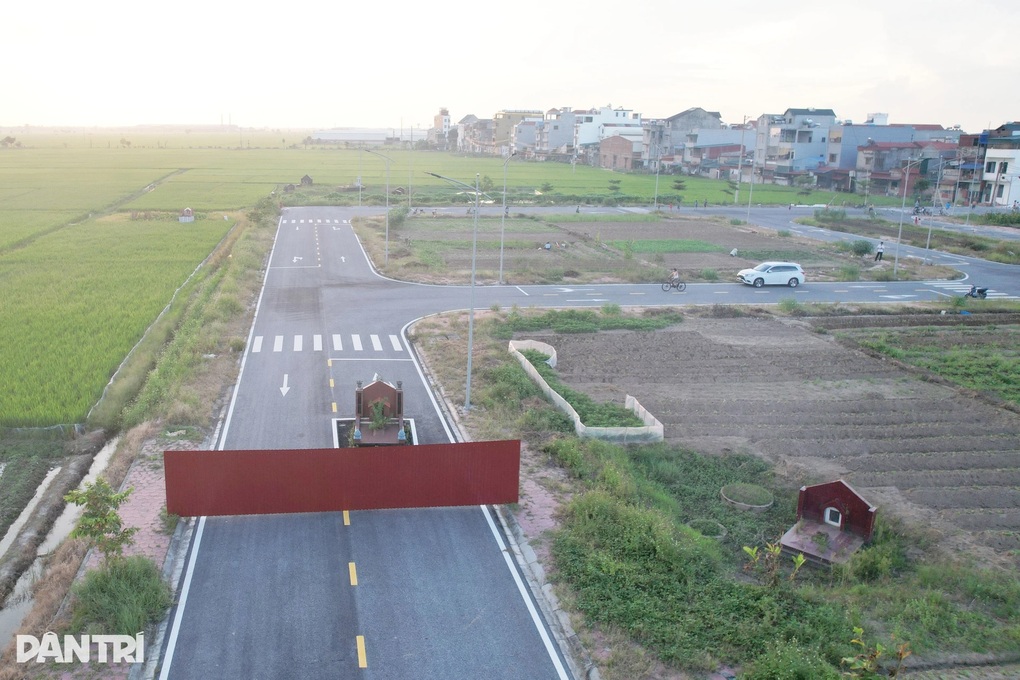 Ngôi mộ án ngữ giữa đường ở Hải Phòng đã được di dời - 1