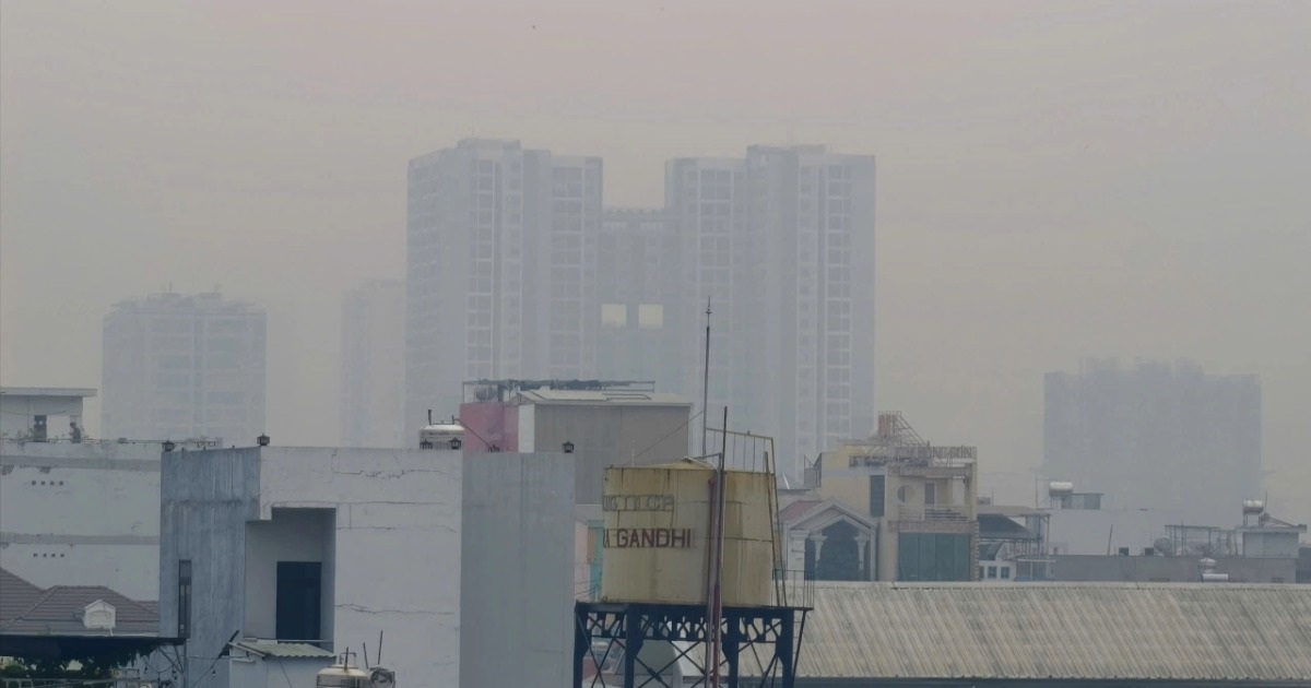 Sương mù dày kèm bụi mịn, nhiều khu vực TPHCM ô nhiễm không khí