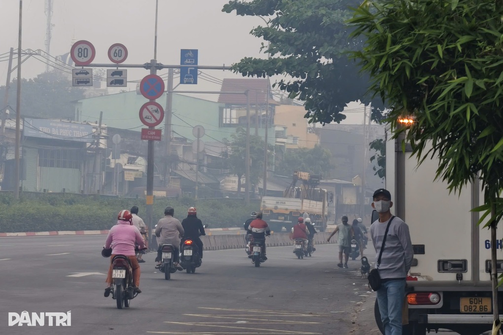 Sương mù dày kèm bụi mịn, nhiều khu vực TPHCM ô nhiễm không khí - 2