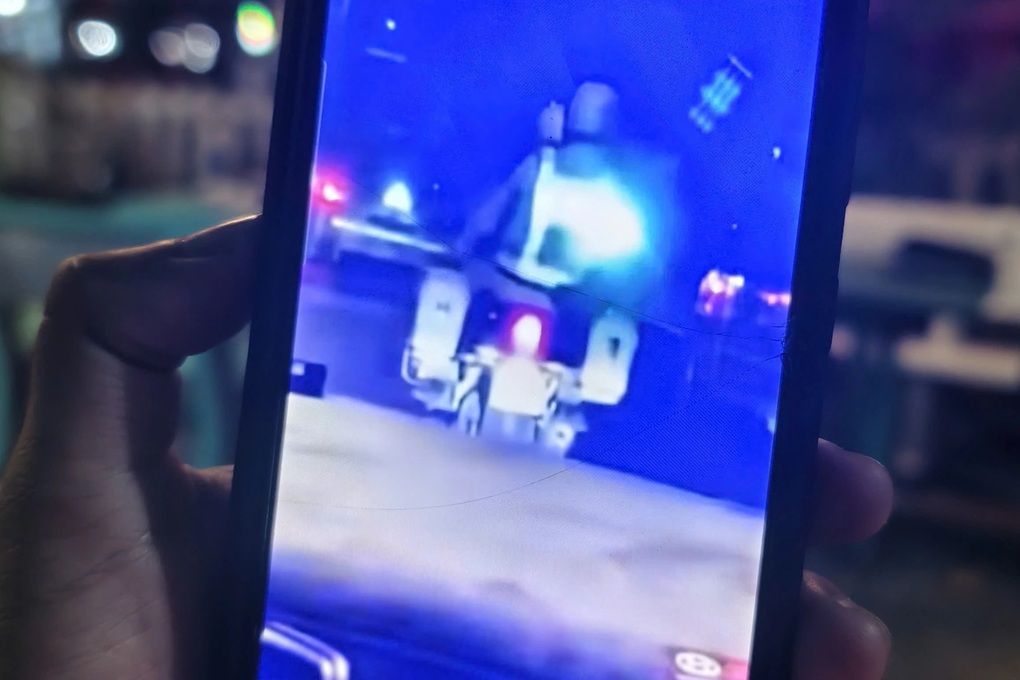 CSGT TPHCM dùng xe đặc chủng dẫn đường đưa cụ ông đến bệnh viện cấp cứu - 1 CSGT TPHCM dùng xe đặc chủng dẫn đường đưa cụ ông đến bệnh viện cấp cứu - 1