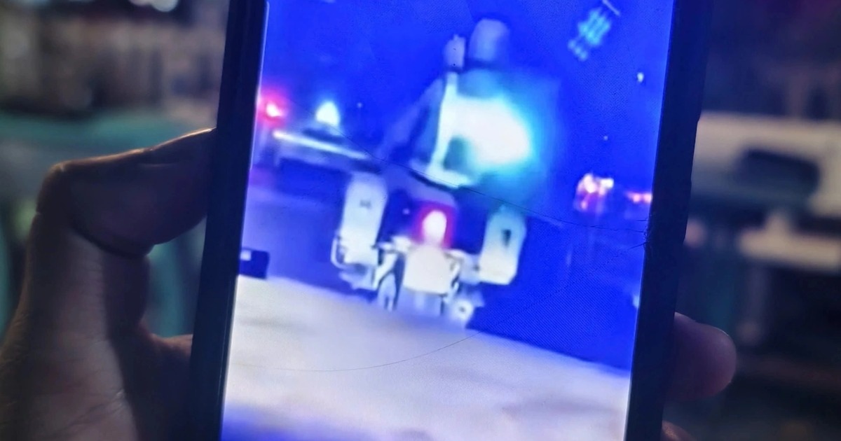 CSGT TPHCM dùng xe đặc chủng dẫn đường đưa cụ ông đến bệnh viện cấp cứu