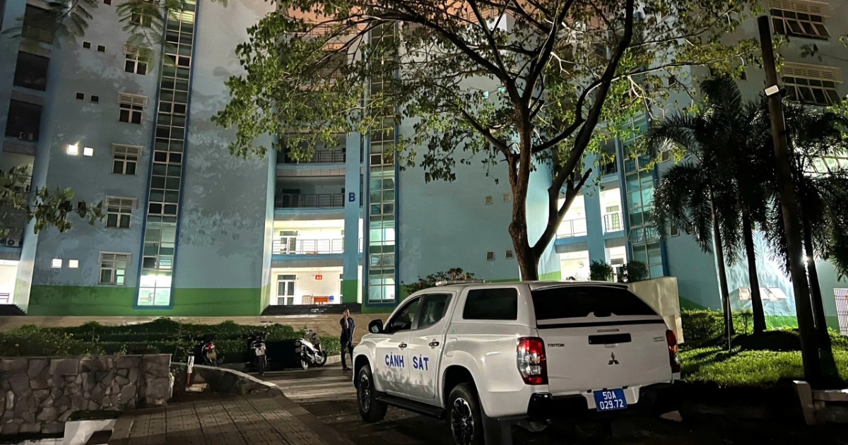 Nam sinh rơi lầu tử vong trong trường đại học ở TPHCM