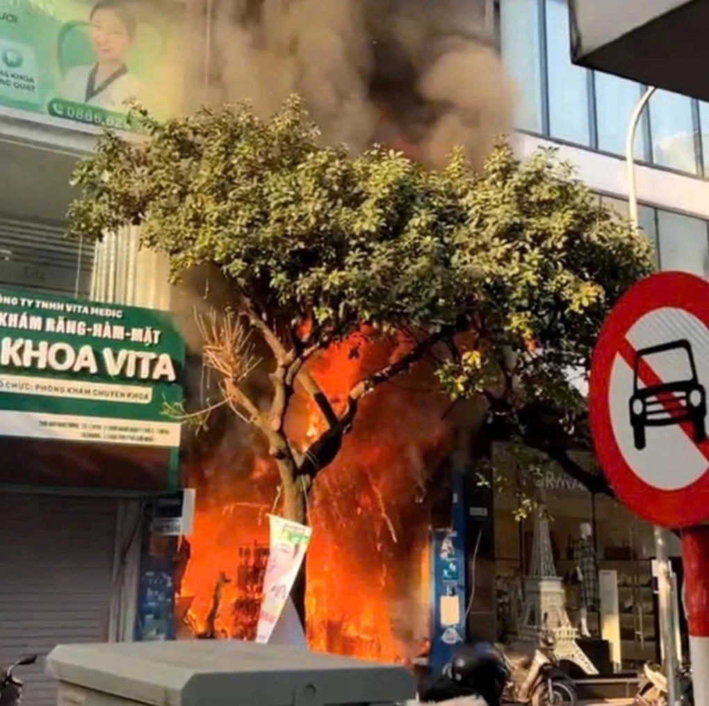 Ngôi nhà cao tầng trên phố Lê Lợi ở Hà Nội bốc cháy dữ dội - 1