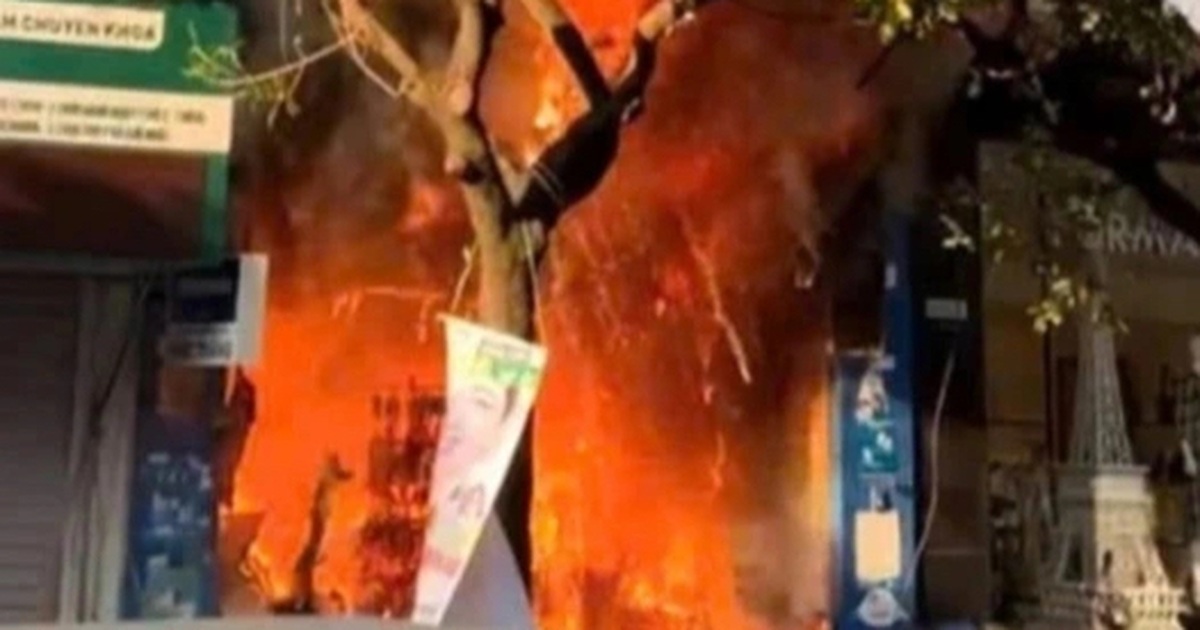 Ngôi nhà cao tầng trên phố Lê Lợi ở Hà Nội bốc cháy dữ dội