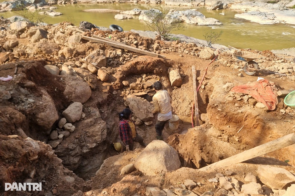 Người dân ra sông đãi vàng, khoét hàm ếch dưới chân đường Hồ Chí Minh - 2 Người dân ra sông đãi vàng, khoét hàm ếch dưới chân đường Hồ Chí Minh - 2