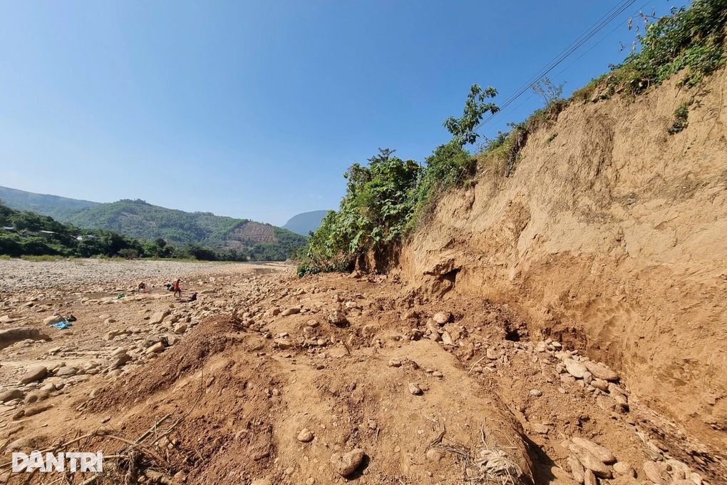 Người dân ra sông đãi vàng, khoét hàm ếch dưới chân đường Hồ Chí Minh - 3 Người dân ra sông đãi vàng, khoét hàm ếch dưới chân đường Hồ Chí Minh - 3