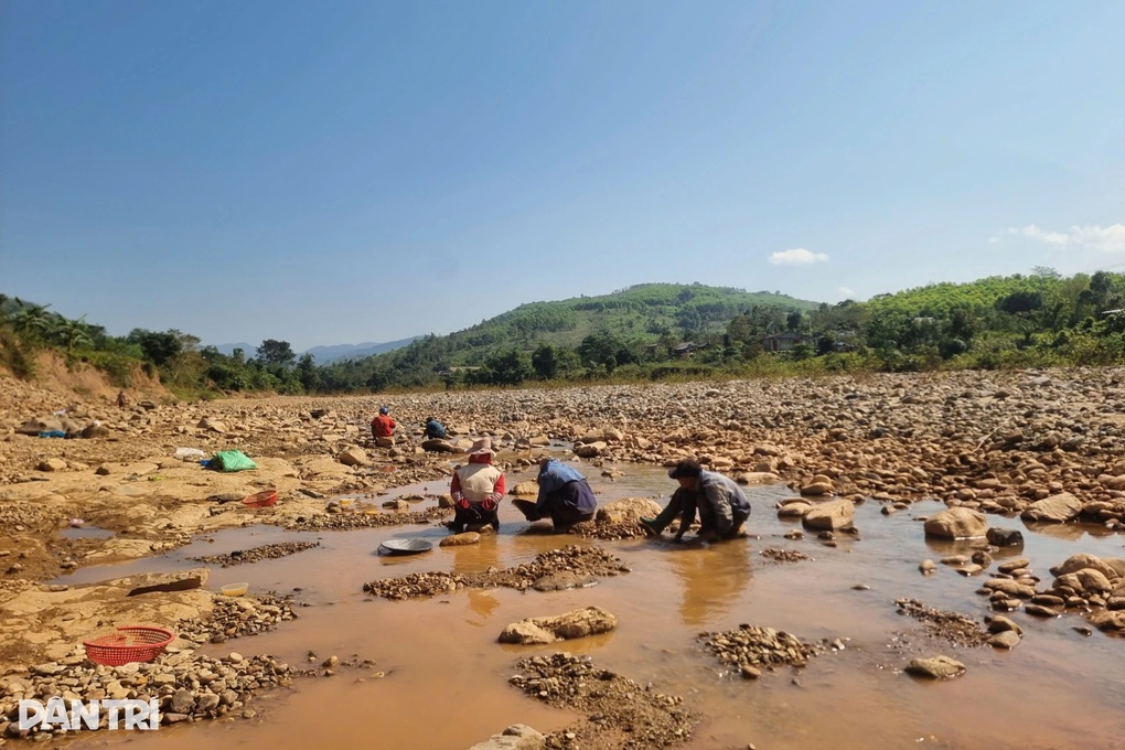Người dân ra sông đãi vàng, khoét hàm ếch dưới chân đường Hồ Chí Minh - 1 Người dân ra sông đãi vàng, khoét hàm ếch dưới chân đường Hồ Chí Minh - 1