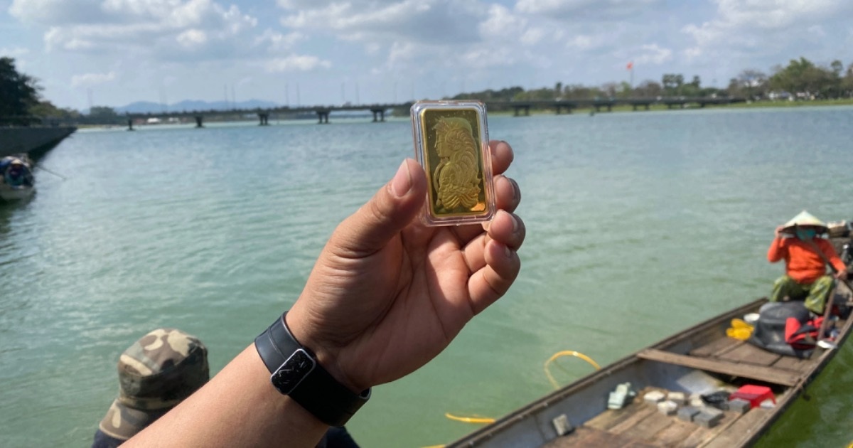 Lặn nước sâu hơn 10m, móc bùn gạt rác mò tìm 2 cây vàng dưới sông Hương