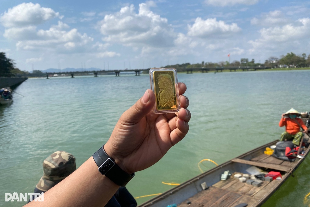 Lặn nước sâu hơn 10m, móc bùn gạt rác mò tìm 2 cây vàng dưới sông Hương - 2