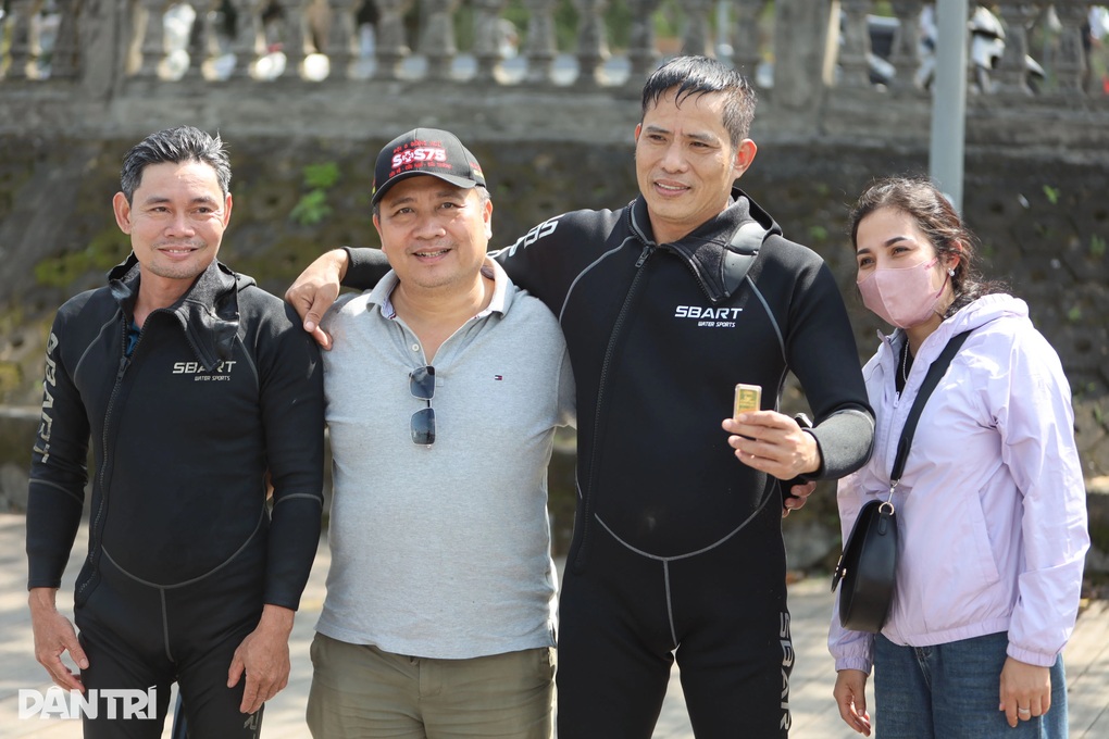 Vụ rơi 2 cây vàng xuống sông Hương: Tìm thấy cây vàng còn lại - 1