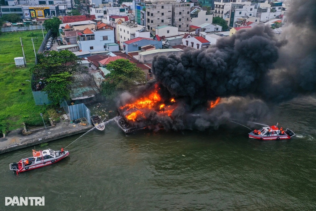 Cả xóm hoảng hốt sơ tán khi du thuyền trên sông Sài Gòn bị cháy - 2