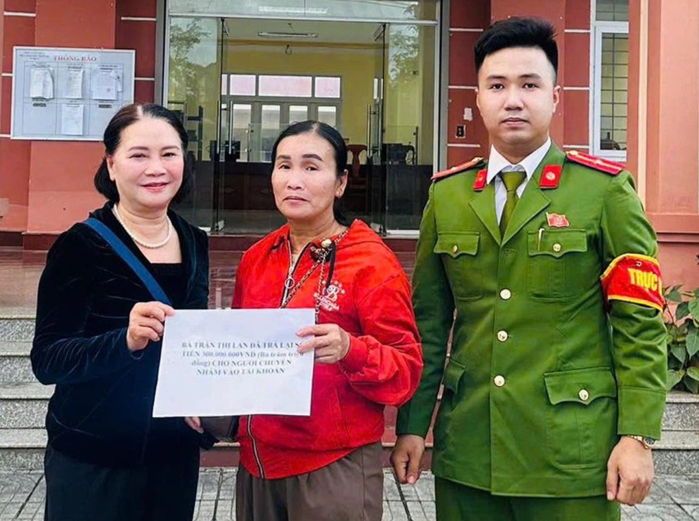 Người phụ nữ báo công an sau khi nhận 300 triệu đồng - 1