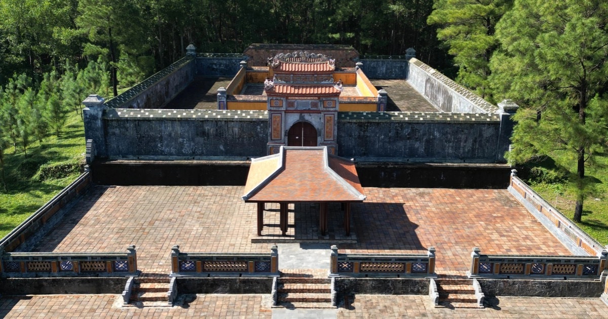 Đề nghị kiểm tra, giải quyết công trình lạ trong lăng hoàng hậu ở Huế