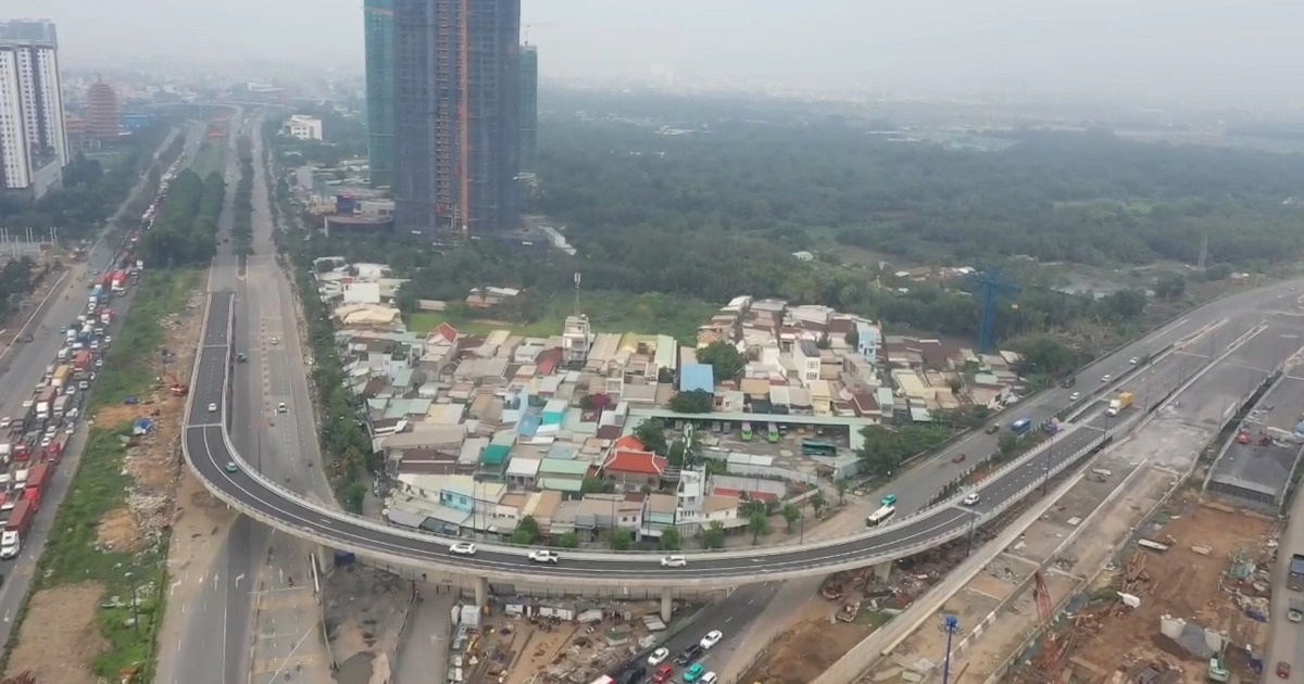 Cầu vượt đầu tiên tại nút giao lớn nhất TPHCM thông xe