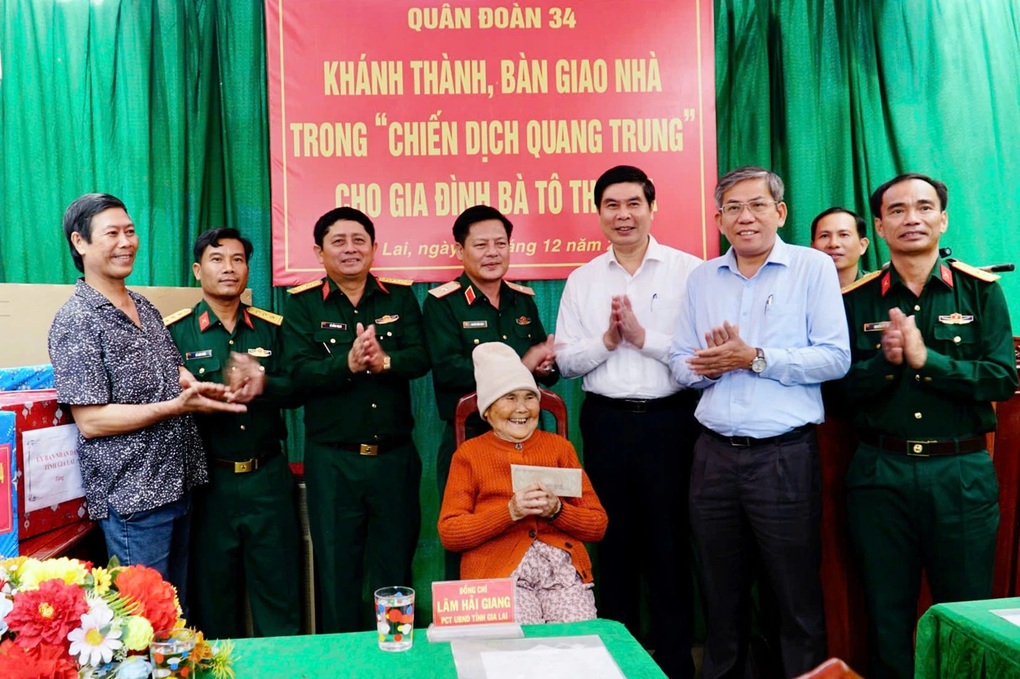 Niềm vui của người dân vùng bão lũ trong ngày đầu năm mới - 1