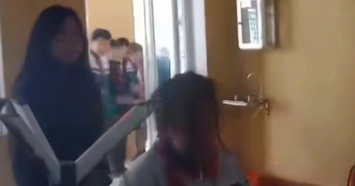 Nữ sinh lớp 6 bị bạn đánh ngay trong lớp học