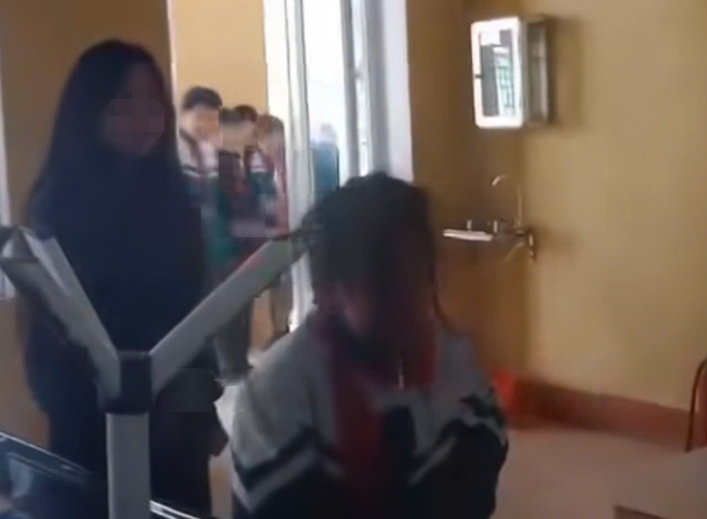 Nữ sinh lớp 6 bị bạn đánh ngay trong lớp học - 1