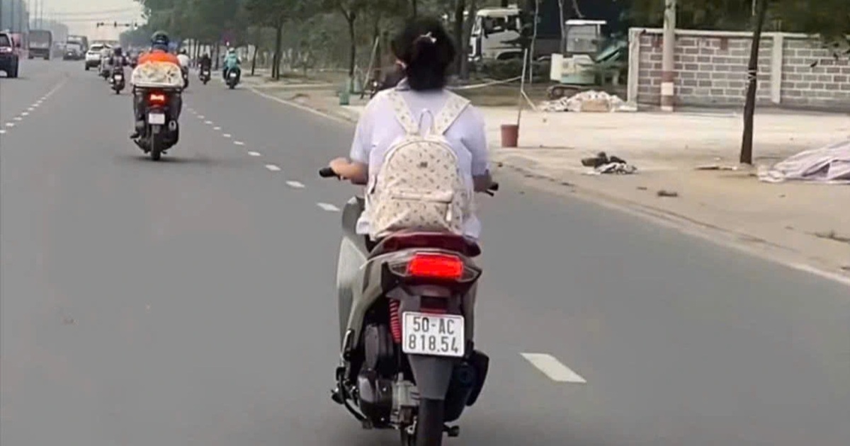 Giao xe cho con gái không đội mũ bảo hiểm, cha bị CSGT xử phạt ở TPHCM