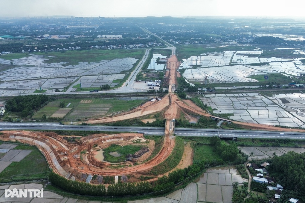 Cao tốc thông xe đã 8 năm nhưng nút giao quan trọng vẫn ngổn ngang - 3