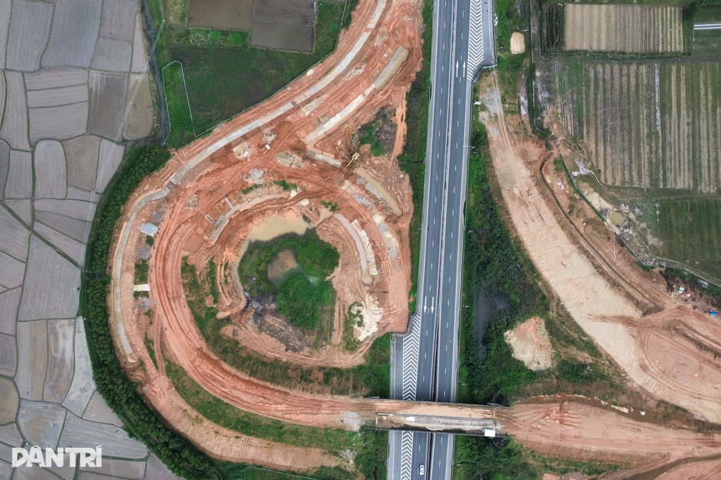 Cao tốc thông xe đã 8 năm nhưng nút giao quan trọng vẫn ngổn ngang - 2