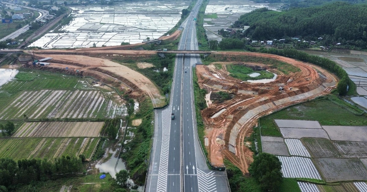 Cao tốc thông xe đã 8 năm nhưng nút giao quan trọng vẫn ngổn ngang