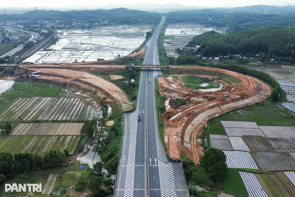 Cao tốc thông xe đã 8 năm nhưng nút giao quan trọng vẫn ngổn ngang - 1