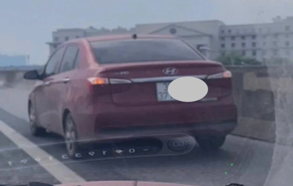 Tài xế bị phạt 5 triệu đồng vì lái ô tô đi vào làn khẩn cấp Vành đai 3 - 2 Tài xế bị phạt 5 triệu đồng vì lái ô tô đi vào làn khẩn cấp Vành đai 3 - 2