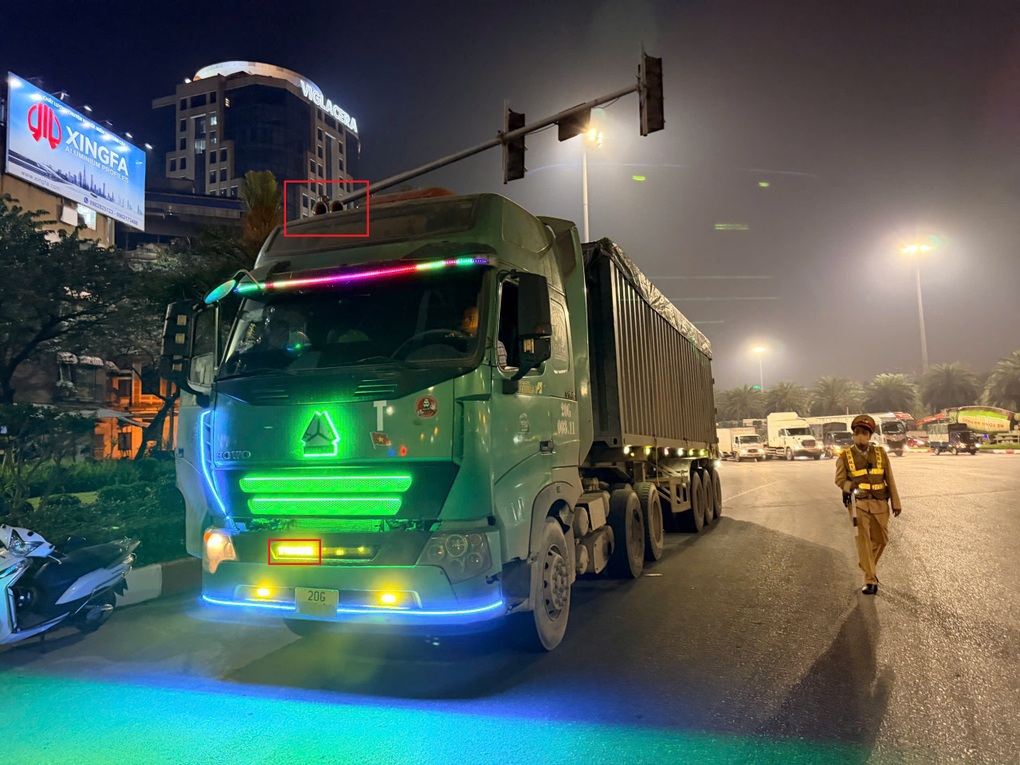 Xử phạt loạt tài xế lắp đèn siêu sáng làm người đi đường mù tạm thời - 1