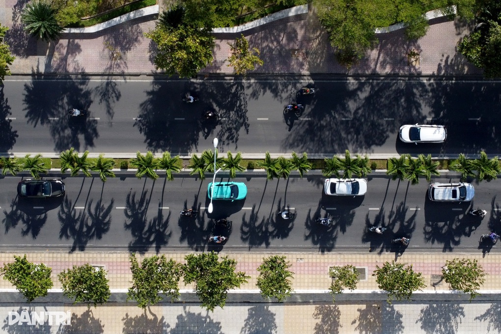 Dòng xe nối dài trên đường biển đẹp nhất Nha Trang vì tin đồn cấm vượt - 3