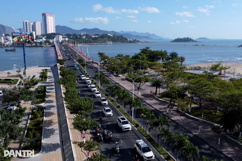 Dòng xe nối dài trên đường biển đẹp nhất Nha Trang vì tin đồn cấm vượt - 1