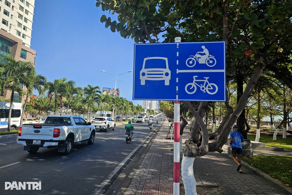 Dòng xe nối dài trên đường biển đẹp nhất Nha Trang vì tin đồn cấm vượt - 2