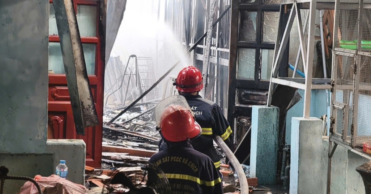 Cháy nhà dân sau khu chợ ở TPHCM