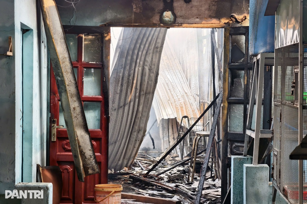 Cháy nhà dân sau khu chợ ở TPHCM - 3