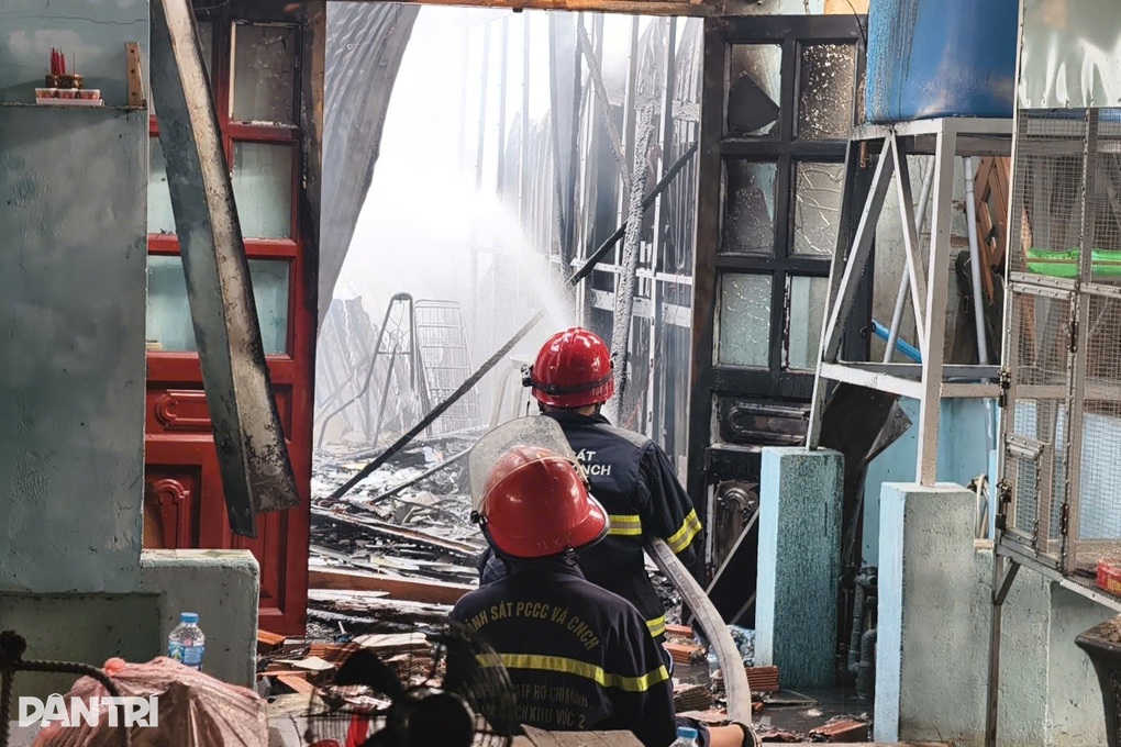 Cháy nhà dân sau khu chợ ở TPHCM - 2