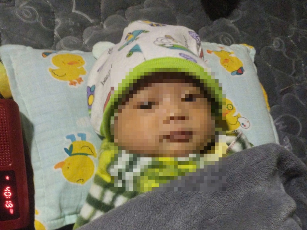 Bé gái sơ sinh bị bỏ rơi ở sân bóng giữa đêm giá rét - 1